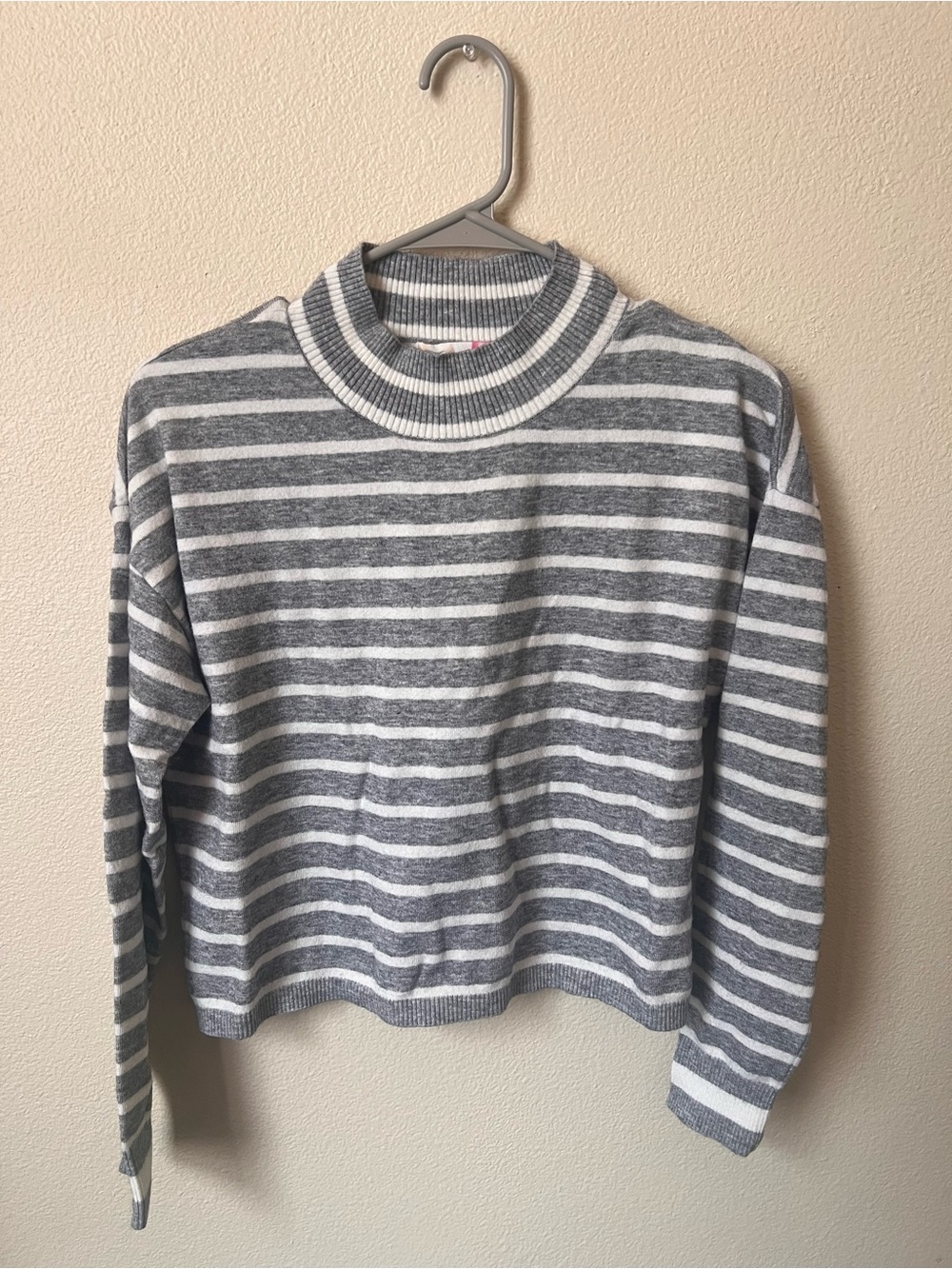 Source Unknown Gray & White Striped Cowl Neck Sweater